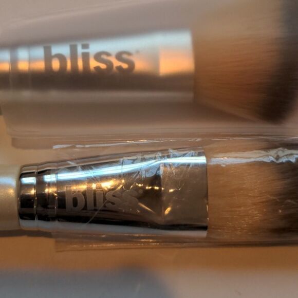Bliss Makeup Brushes - Blush & Bronzer - Picture 3 of 3